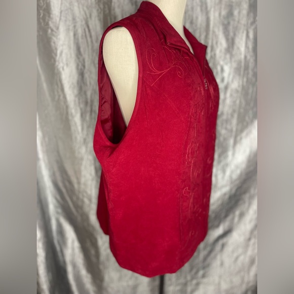 City Blues by Koret red suede vest zip up- great for that Christmas party❤️ - Picture 5 of 12
